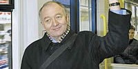 1662_ken_on_the_tram.82957.full