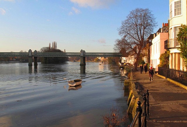Wintry sunny Chiswick riverside