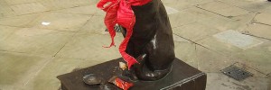 Hodge the Cat, outside Dr Johnson's House. Image by M@.