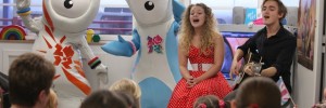 Wenlock and Mandeville with Tom and Carrie Fletcher at Great Ormond Street / photo by Dave Tully for LOCOG