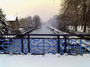 london_snow_bonner_bridge_victoria_park_canal