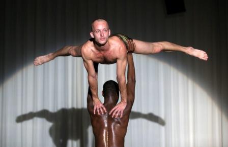 Duet for two dancers. Photo by Leo van Velzen.